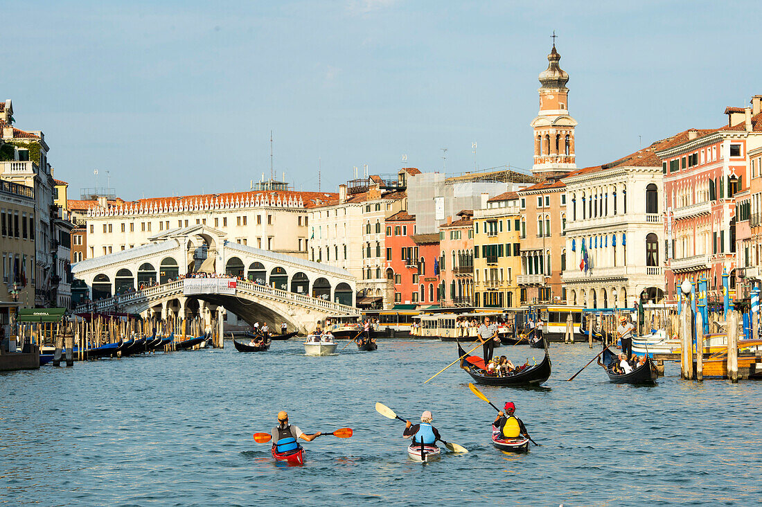 Drei Kajakfahrer auf dem Canal Grande vor der Rialto Brücke, Venedig, Italien