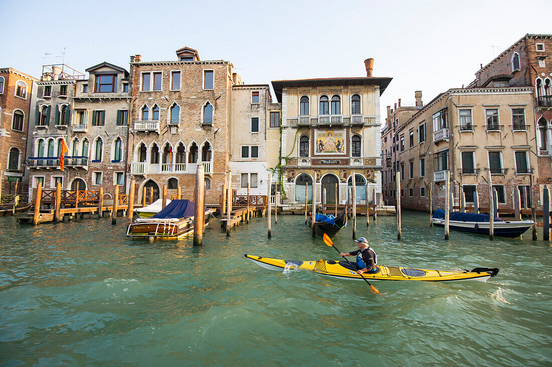Paddler vor historischer Häuserkulisse auf dem Canal Grande, Venedig, Italien