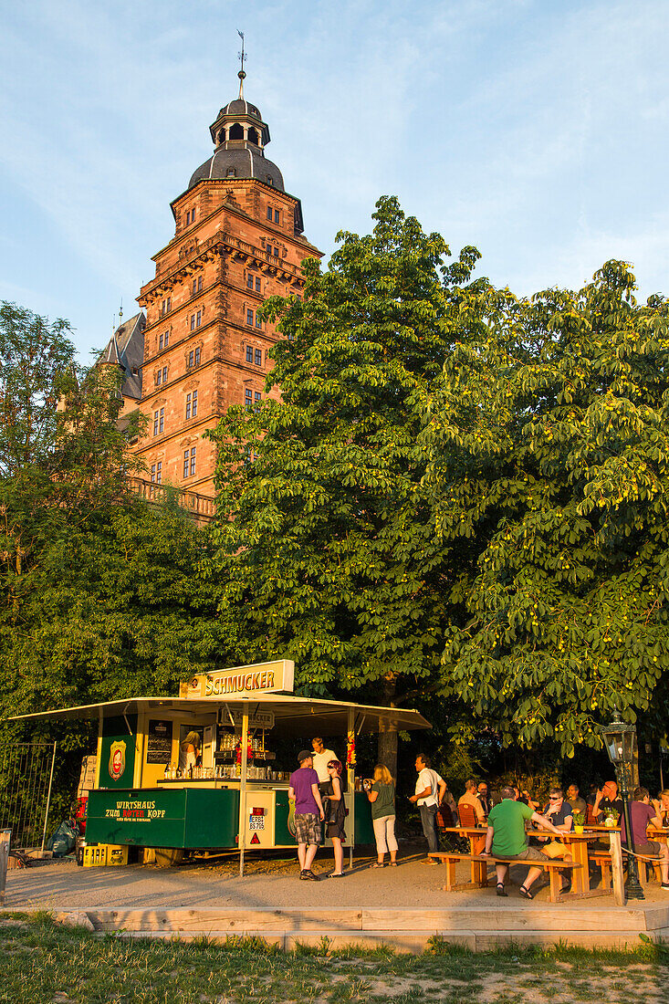 Biergarten vom Wirtshaus Zum Roten Kopf am Ufer vom Fluss Main vor Schloss Johannisberg, Aschaffenburg, Franken, Bayern, Deutschland