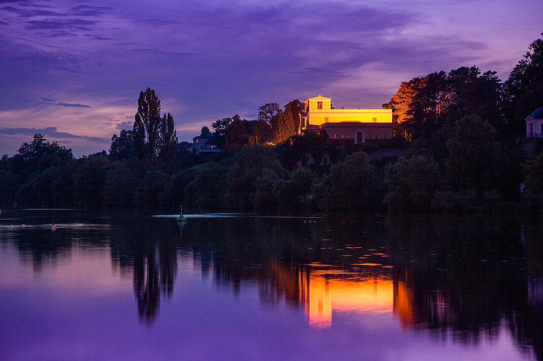 Villa Pompeiianum nahe Schloss Johannisburg am Ufer vom Fluss Main in der Dämmerung, Aschaffenburg, Franken, Bayern, Deutschland