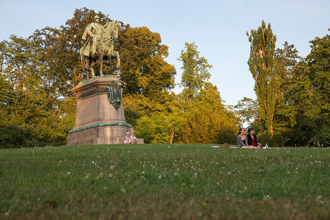 Menschen sitzen auf Wiese vor Denkmal im Hofgarten, Coburg, Franken, Bayern, Deutschland