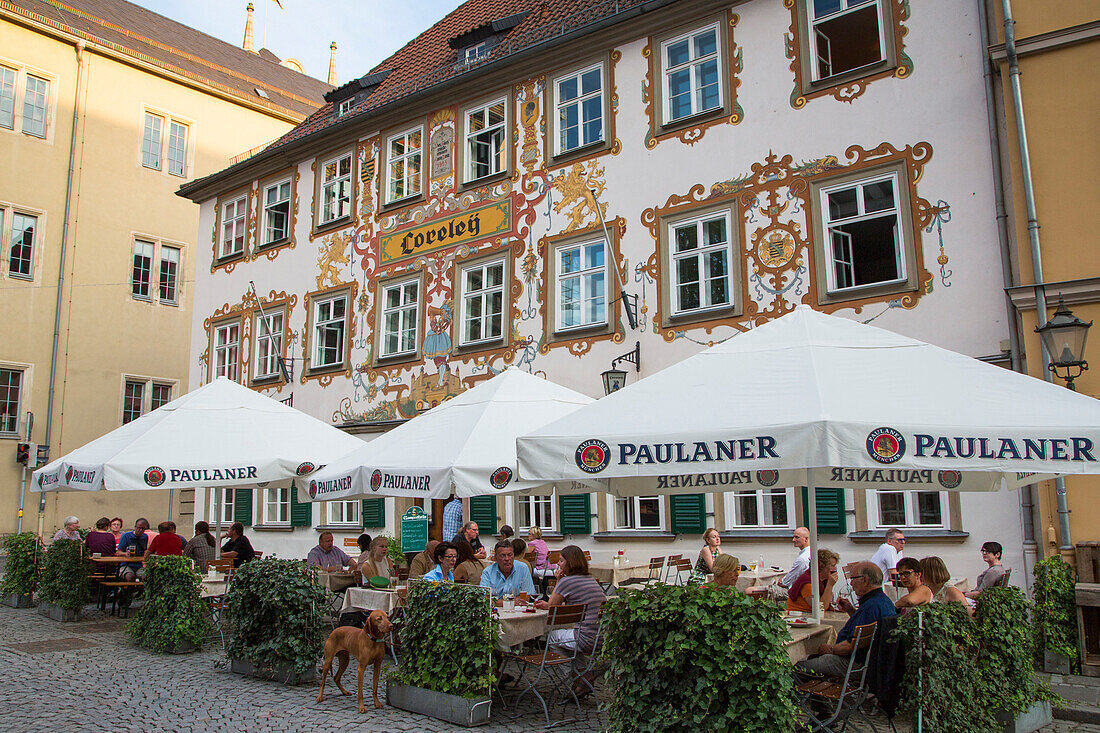 Menschen sitzen draußen vor dem Gasthaus Loreley, Coburg, Franken, Bayern, Deutschland