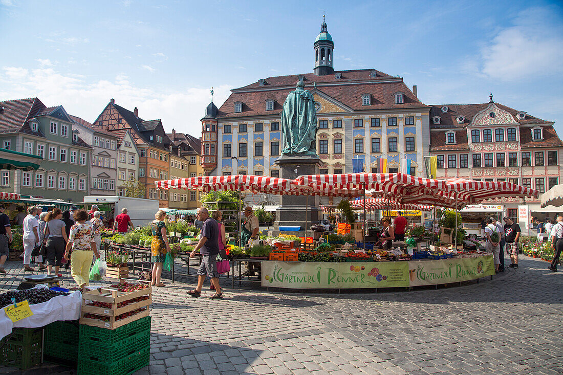 Verkaufsstände beim Wochenmarkt am Marktplatz mit Rathaus im Hintergrund, Coburg, Franken, Bayern, Deutschland