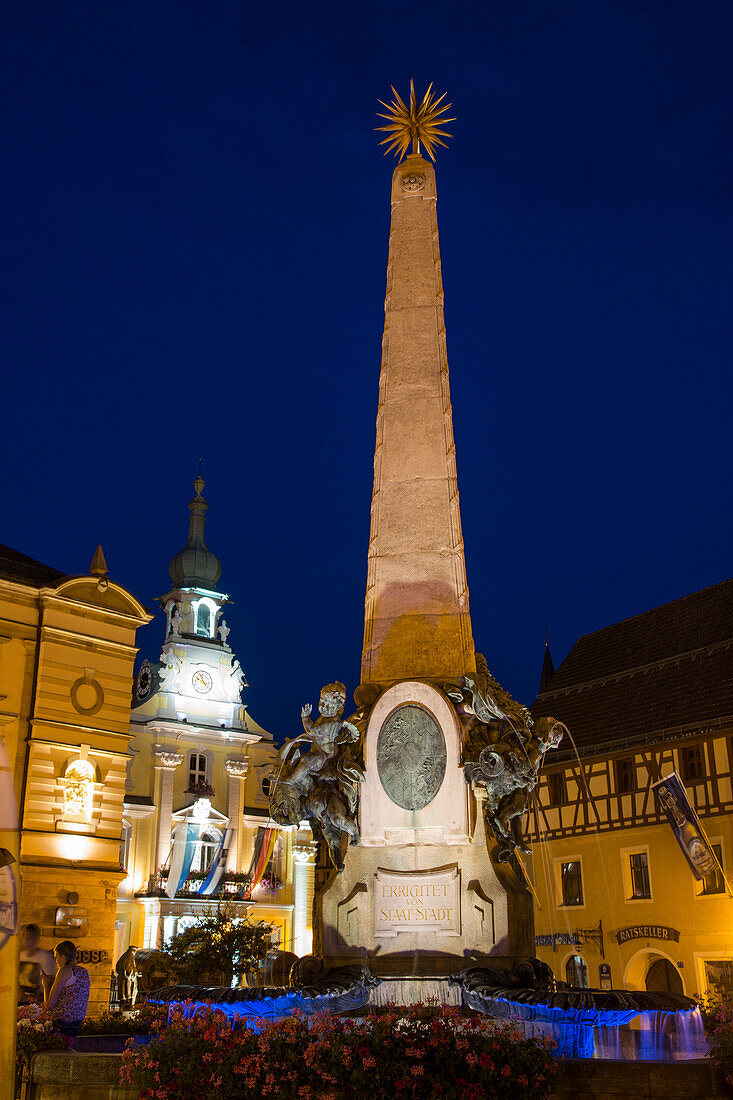 Luitpoldbrunnen und Rathaus am Marktplatz bei Nacht, Kulmbach, Franken, Bayern, Deutschland