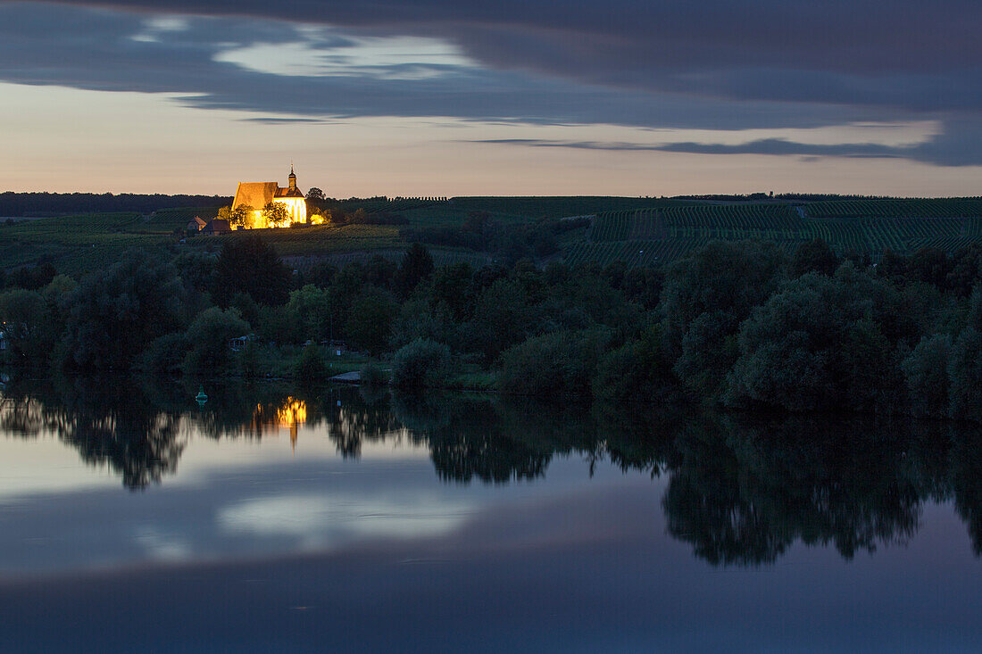 Spiegelung der Wallfahrtskirche Maria im Weingarten im Fluss Main in der Dämmerung, Volkach, Franken, Bayern, Deutschland