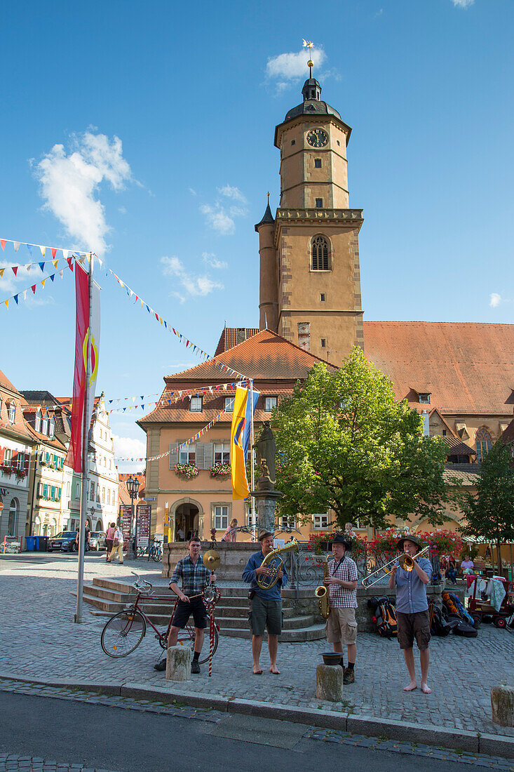 Street musicians near the fountain on market square, Volkach, Franconia, Bavaria, Germany