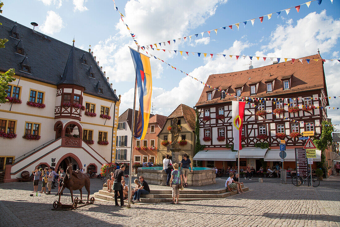 Street musicians and fountain on the market square, Volkach, Franconia, Bavaria, Germany