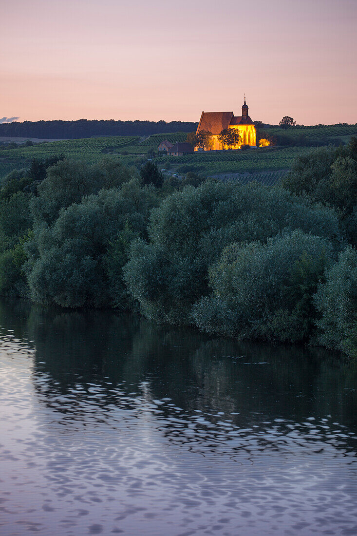 Fluss Main und Wallfahrtskirche Maria im Weingarten in der Dämmerung, Volkach, Franken, Bayern, Deutschland