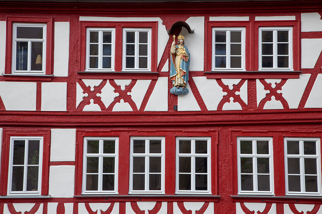 Fachwerkhaus mit religiöser Wandfigur, Ochsenfurt, Franken, Bayern, Deutschland
