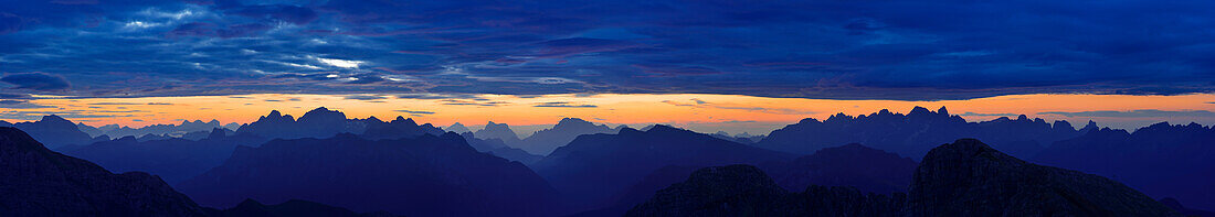 Panorama der Dolomiten in der blauen Stunde mit Sellastock, Tofanen, Marmolada, Antelao, Pelmo, Civetta, Pala und Lagorai, Latemar-Hütte, Rifugio Torre di Pisa, Latemar, Dolomiten, UNESCO Welterbe Dolomiten, Trentino, Italien