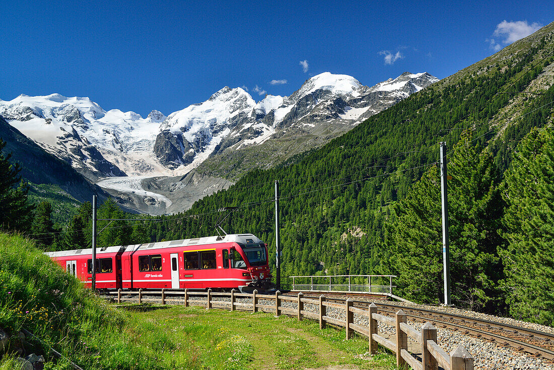 Rhätische Bahn vor Berninagruppe mit Piz Palü, Piz Bernina und Piz Morteratsch, Morteratschtal, Morteratsch, Bernina, Oberengadin, Engadin, Graubünden, Schweiz