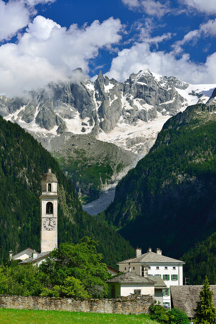 Ortschaft Soglio unter der Bondasca-Gruppe, Soglio, Bergell, Oberengadin, Engadin, Graubünden, Schweiz