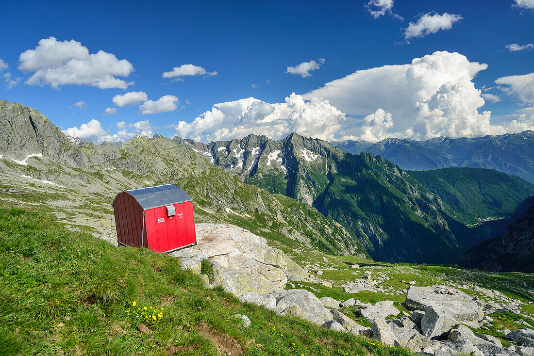 Rote Biwakschachtel mit Granitbergen im Hintergrund, Bivacco Molteni, Sentiero Roma, Bergell, Lombardei, Italien