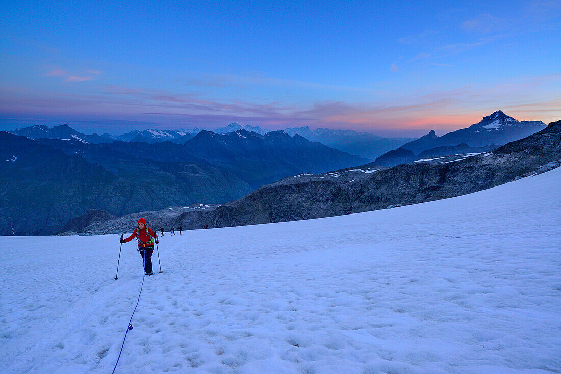 Frau steigt angeseilt über Gletscher zum Gran Paradiso auf, Gran Paradiso, Nationalpark Gran Paradiso, Grajische Alpen, Aostatal, Aosta, Italien