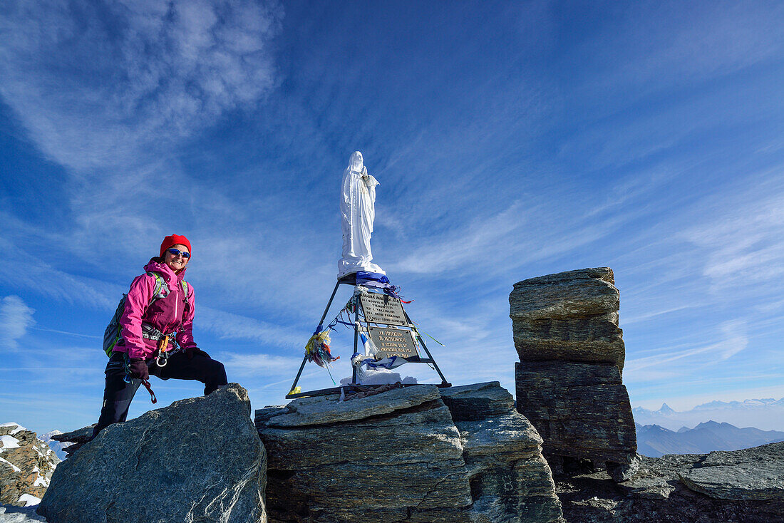 Frau steht am Gipfel des Gran Paradiso, Gran Paradiso, Nationalpark Gran Paradiso, Grajische Alpen, Aostatal, Aosta, Italien