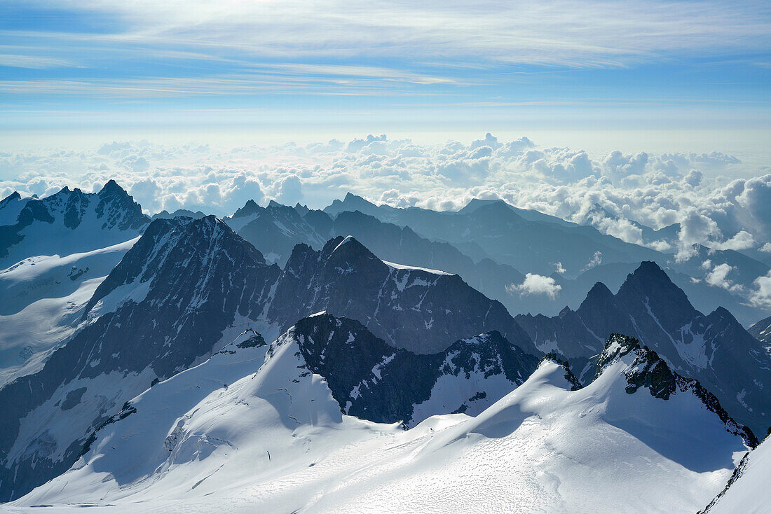 Wolkenstimmung über Bec delle Strie und Roccia Viva, Gran Paradiso, Nationalpark Gran Paradiso, Grajische Alpen, Aostatal, Aosta, Italien