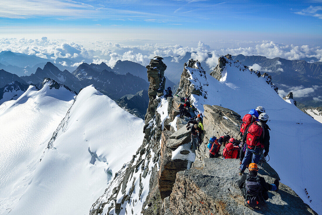 Several persons ascending on ridge to Gran Paradiso, Gran Paradiso, Gran Paradiso Nationalpark, Graian Alps range, valley of Aosta, Aosta, Italy