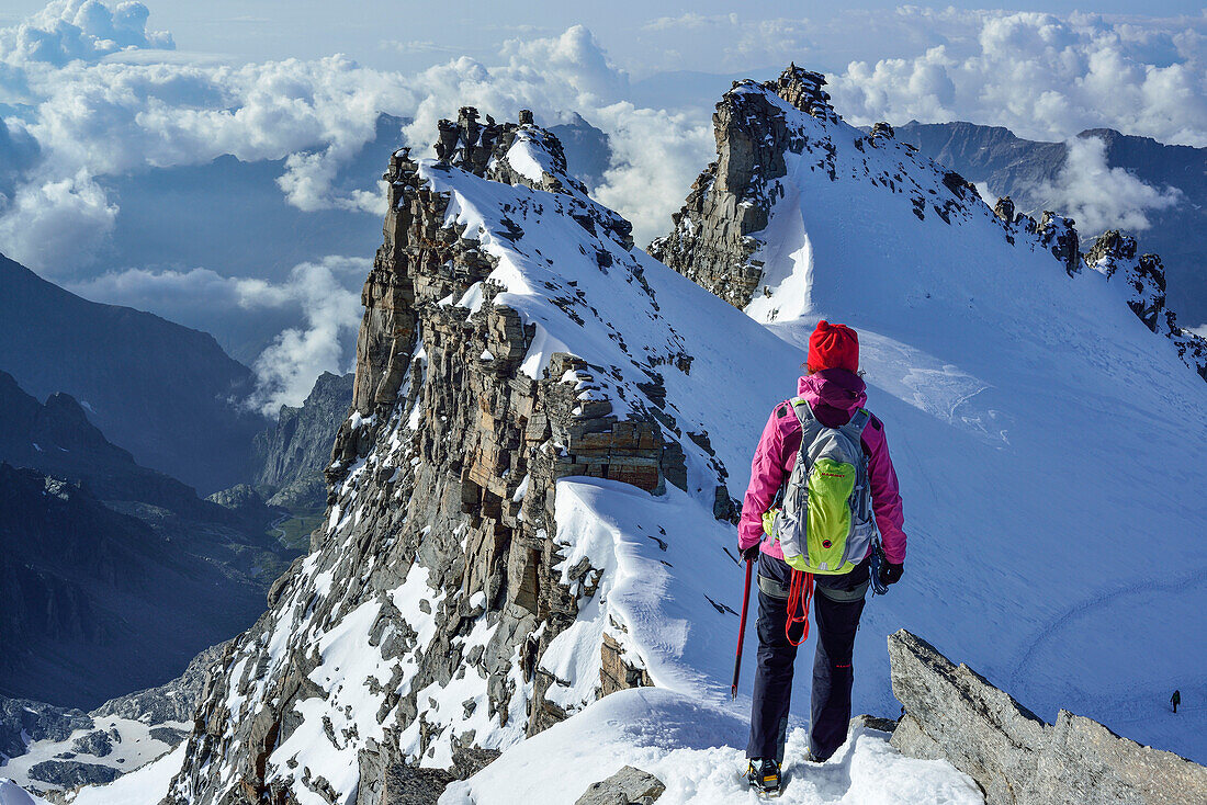 Frau steigt vom Gipfel des Gran Paradiso ab, Gran Paradiso, Nationalpark Gran Paradiso, Grajische Alpen, Aostatal, Aosta, Italien