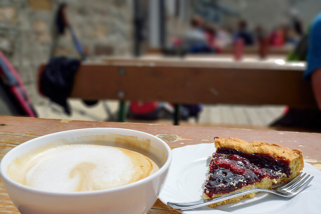 Tasse Kaffee und Kuchen auf der Terrasse des Rifugio Vittorio Emanuele II, Gran Paradiso, Nationalpark Gran Paradiso, Grajische Alpen, Aostatal, Aosta, Italien