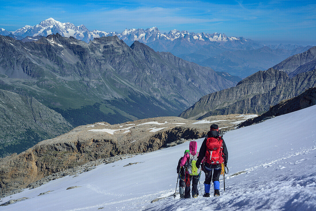 Mehrere Personen steigen über Gletscher vom Gran Paradiso ab, Mont Blanc im Hintergrund, Gran Paradiso, Nationalpark Gran Paradiso, Grajische Alpen, Aostatal, Aosta, Italien
