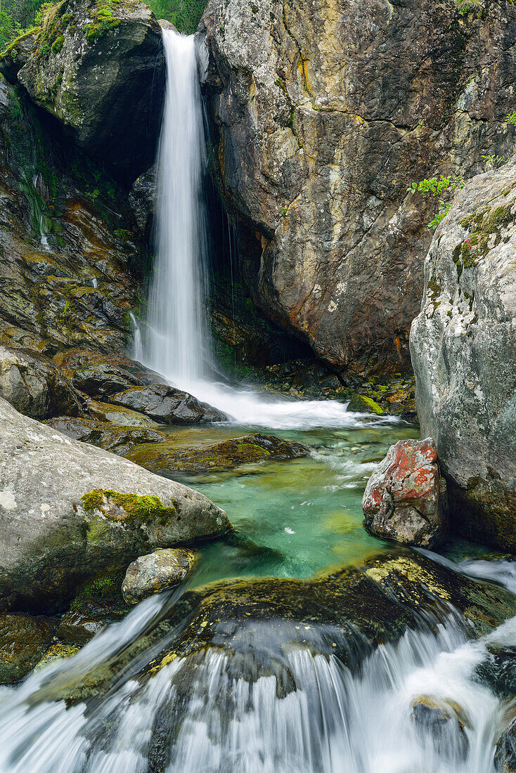 Wasserfall fließt über Felsblöcke, Naturpark Mont Avic, Grajische Alpen, Aostatal, Aosta, Italien