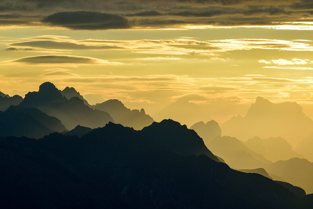 Wolkenstimmung über Dolomitenkette mit Marmolada und Pelmo, Latemar-Hütte, Rifugio Torre di Pisa, Latemar, Dolomiten, UNESCO Welterbe Dolomiten, Trentino, Italien