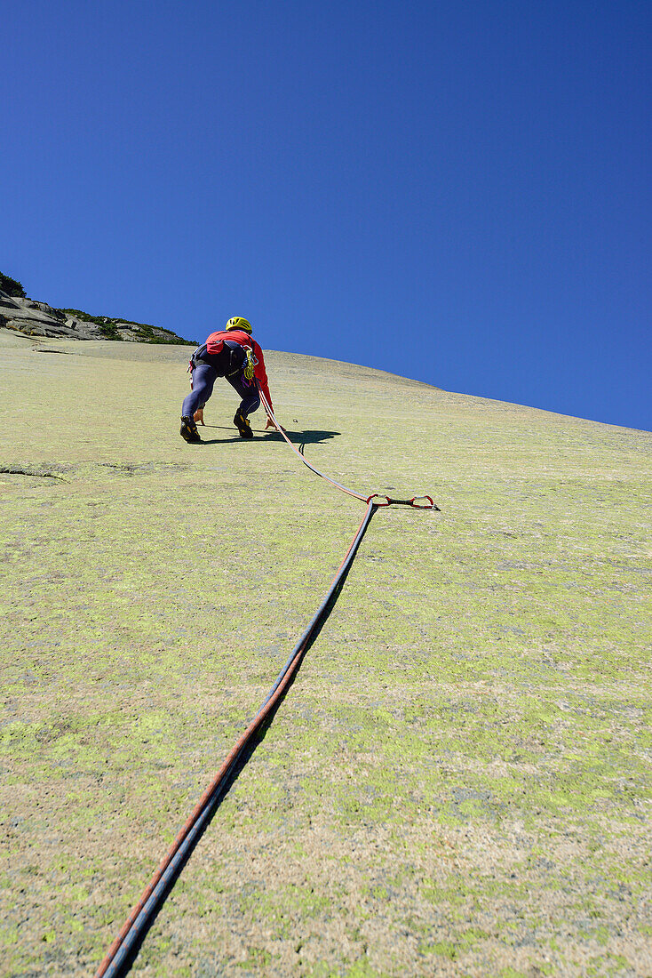 Mann klettert an Granitplatten, Sektor Crow, Grimselpass, Berner Oberland, Schweiz