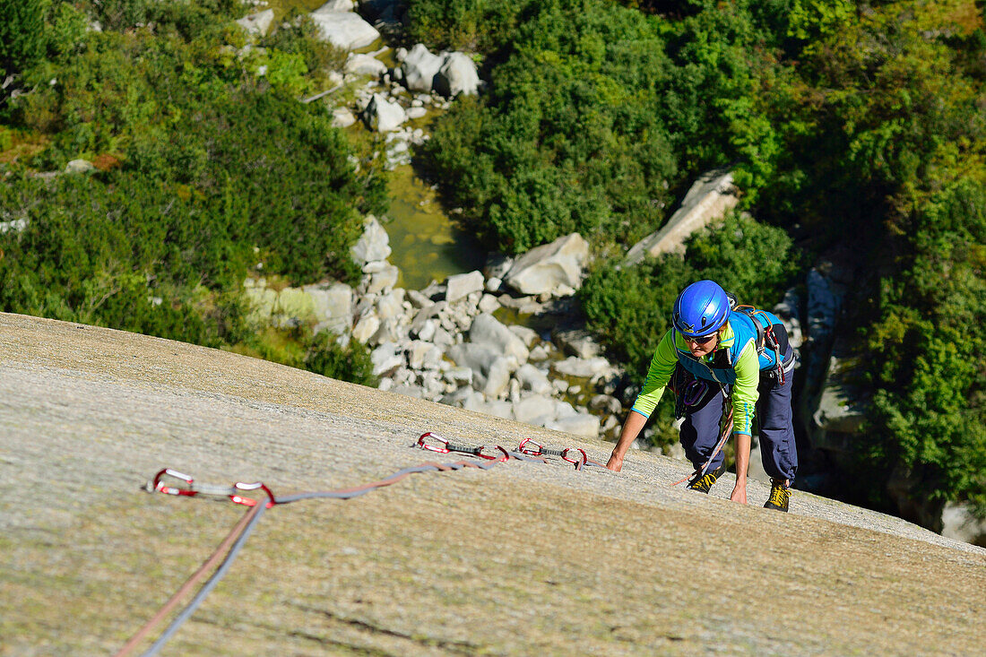 Frau klettert an Granitplatten, Sektor Crow, Grimselpass, Berner Oberland, Schweiz