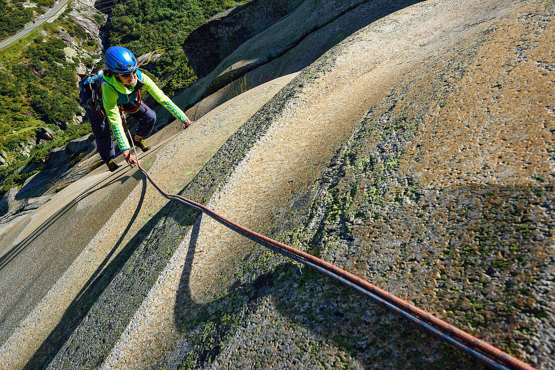 Frau klettert an Granitplatten, Sektor Crow, Grimselpass, Berner Oberland, Schweiz