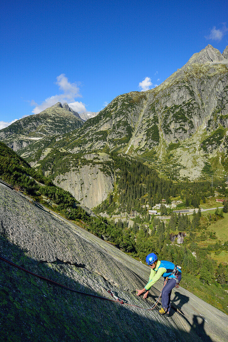 Frau klettert an Granitplatten, Sektor Crow, Grimselpass, Berner Oberland, Schweiz