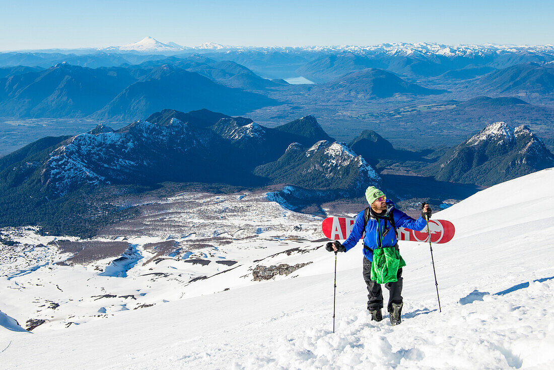 Mann mit Snowboard, Aufstieg per Skitour auf Vulkan Villarica, Pucon, Chile
