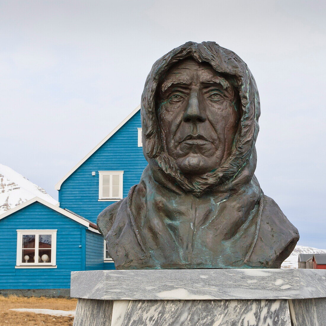 Statue of Roald Amundsen, Ny Alesund, Spitsbergen (Svalbard), Arctic, Norway, Scandinavia, Europe