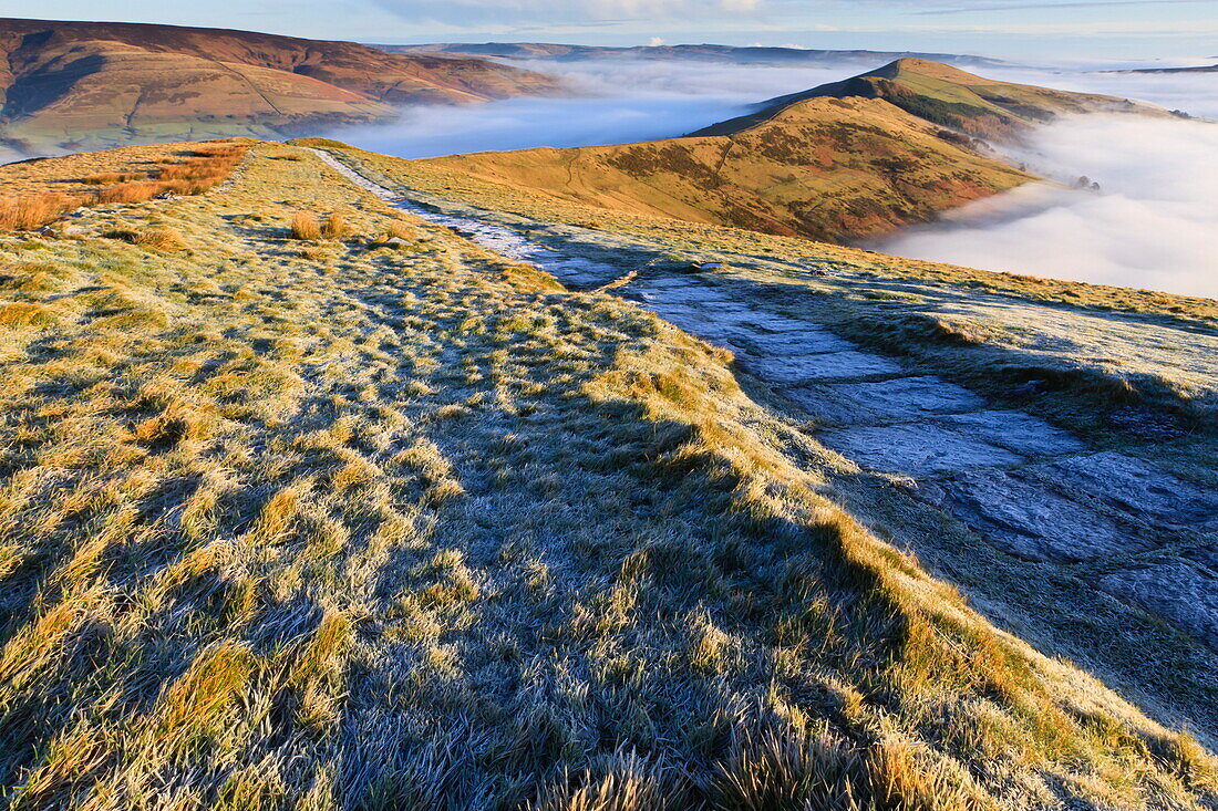 Fog and frost, Edale and Hope Valleys, Great Ridge Hollins Cross and Mam Tor, Castelton, Peak District National Park, Derbyshire, England, United Kingdom, Europe