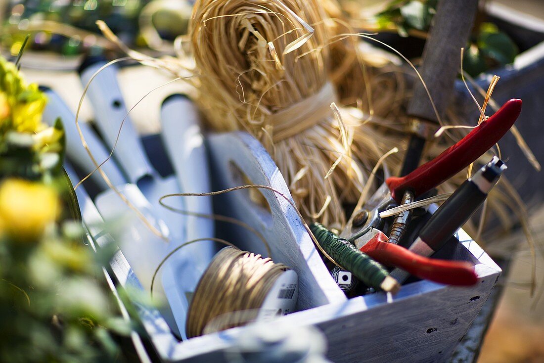 Kiste mit Gartenwerkzeug