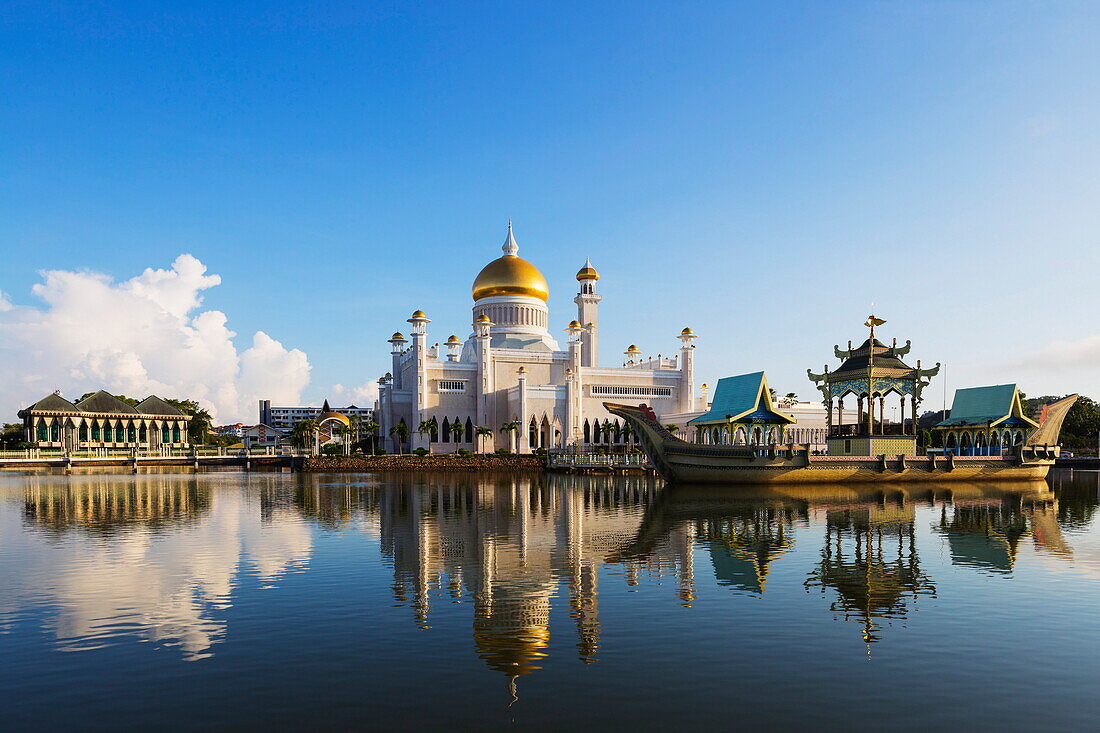 Omar Ali Saifuddien Mosque, Bandar Seri Begawan, Brunei, Borneo, Southeast Asia, Asia