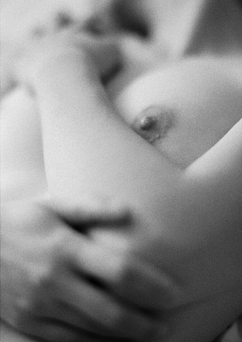 Nackte Frau mit vor der Brust verschränkten Armen, Nahaufnahme, schwarz-weiß