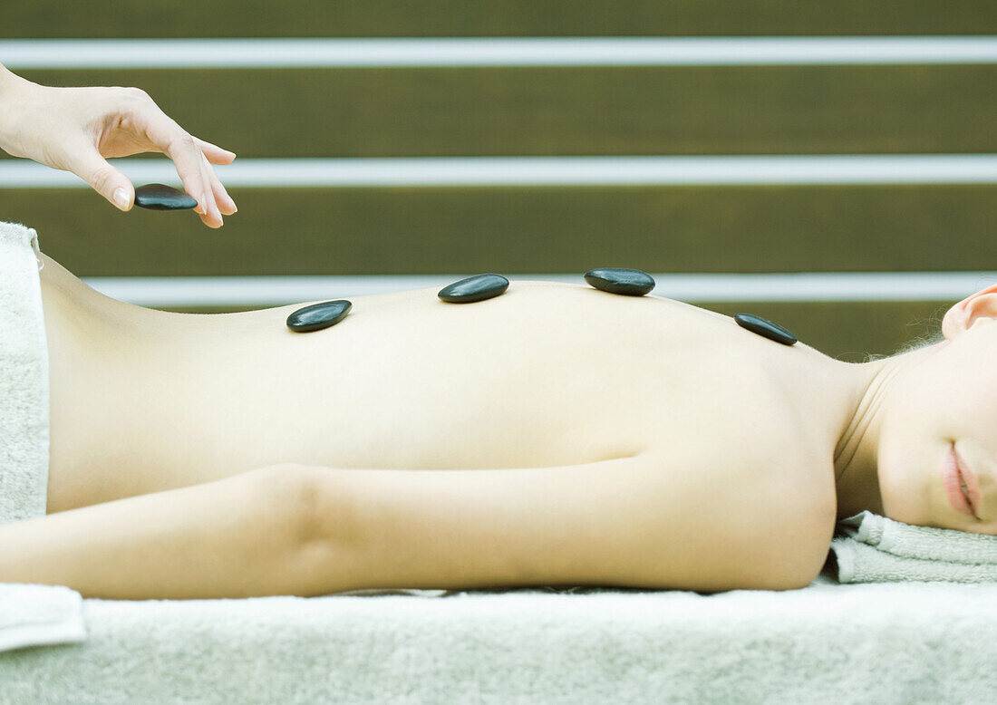 Frau bei einer Laston-Therapie-Massage