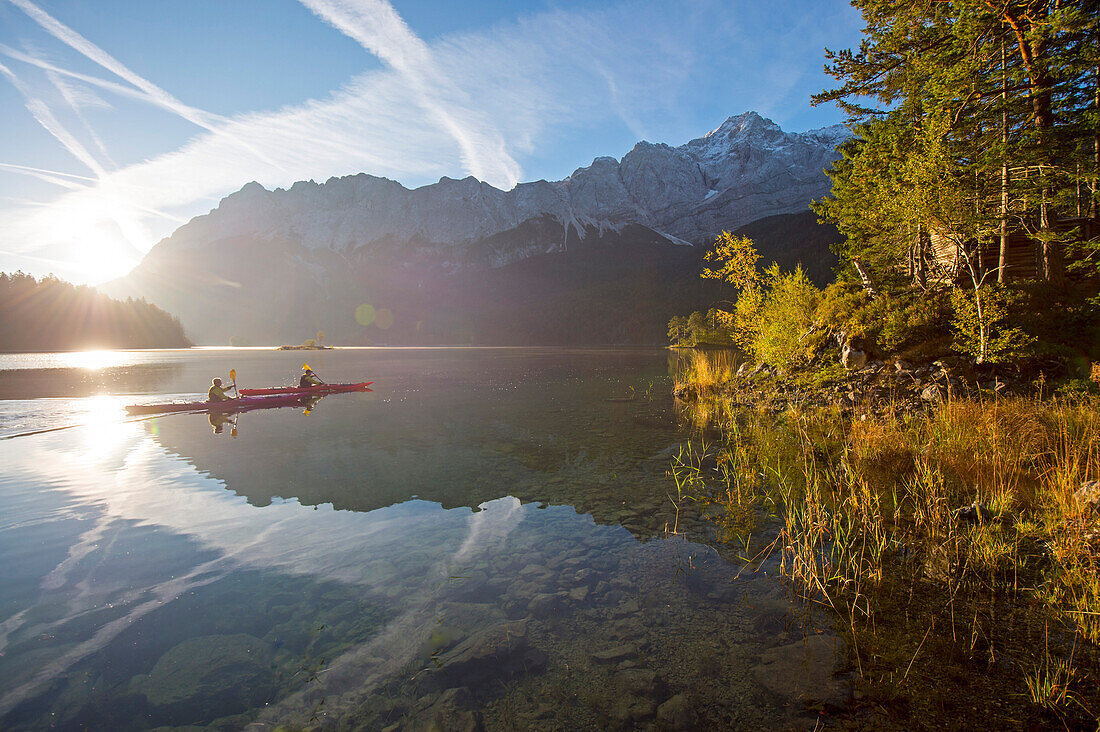 Kajakfahrer unterwegs auf dem Eibsee im Schatten der Zugspitze, Grainau, Bayern, Deutschland