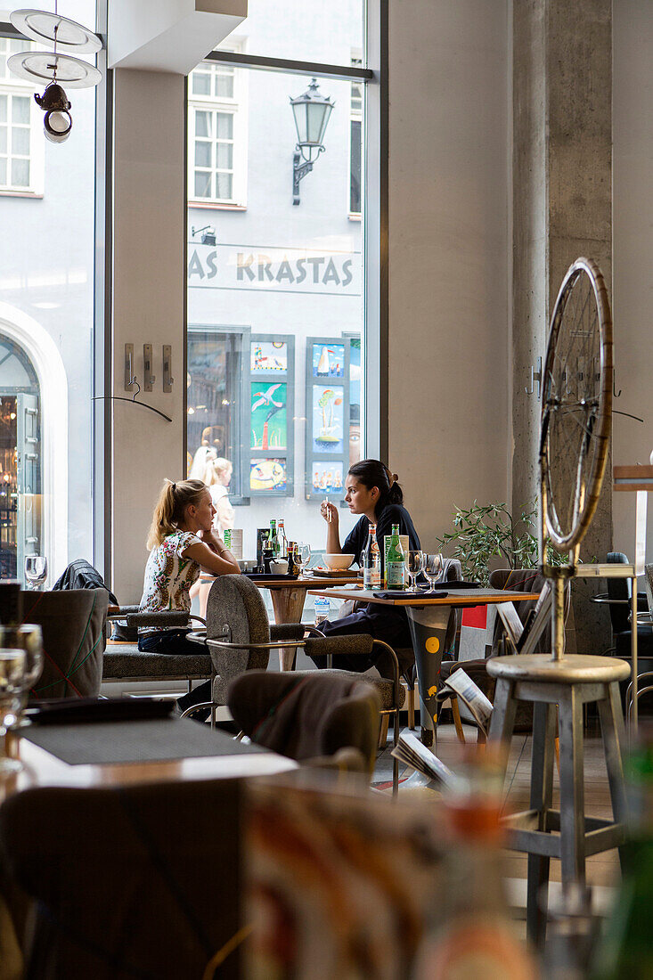 Zwei Frauen in einem Altstadtcafe, Riga, Lettland