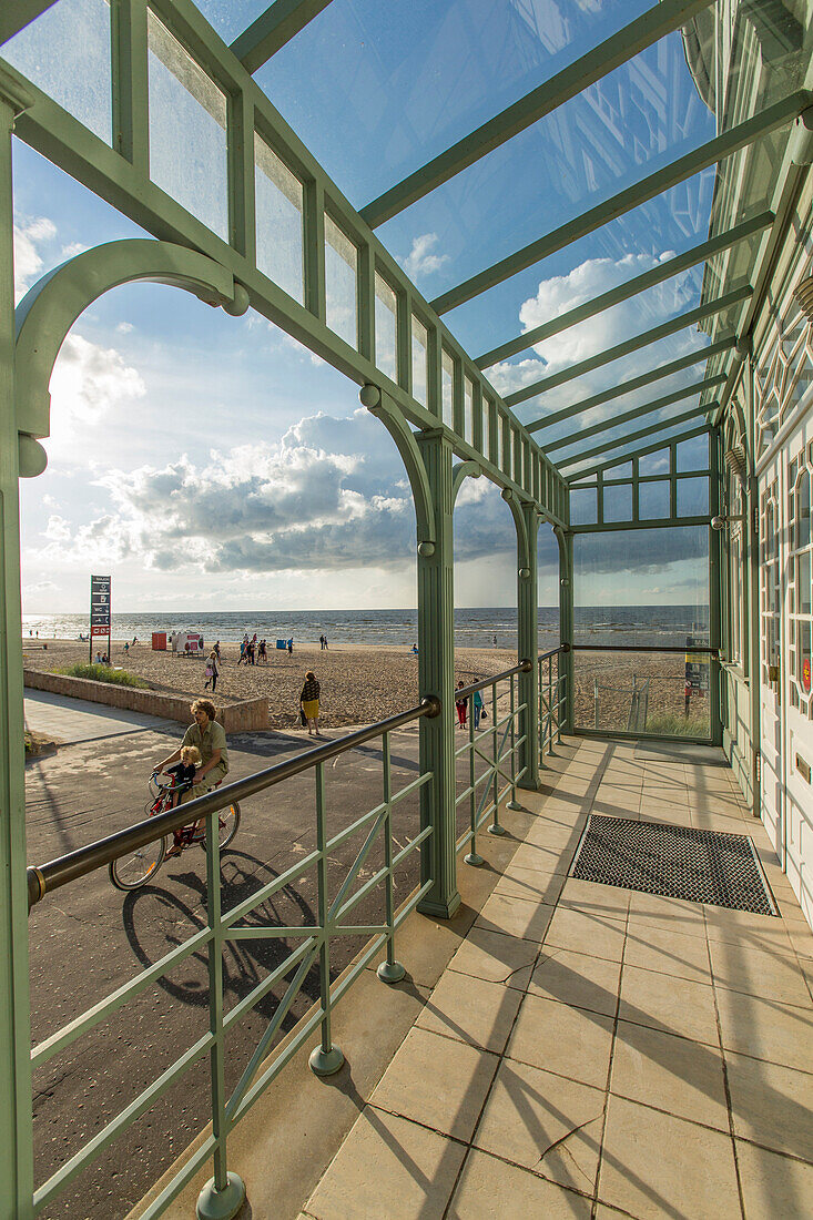 Am Strand von Jürmala. Dieser ca. 32 km lange Strand gehört mit Jürmala zu den schönsten Strandbäder an der Ostsee. Sie wird auch die Lettische Riviera genannt, Juermala, Riga, Lettland