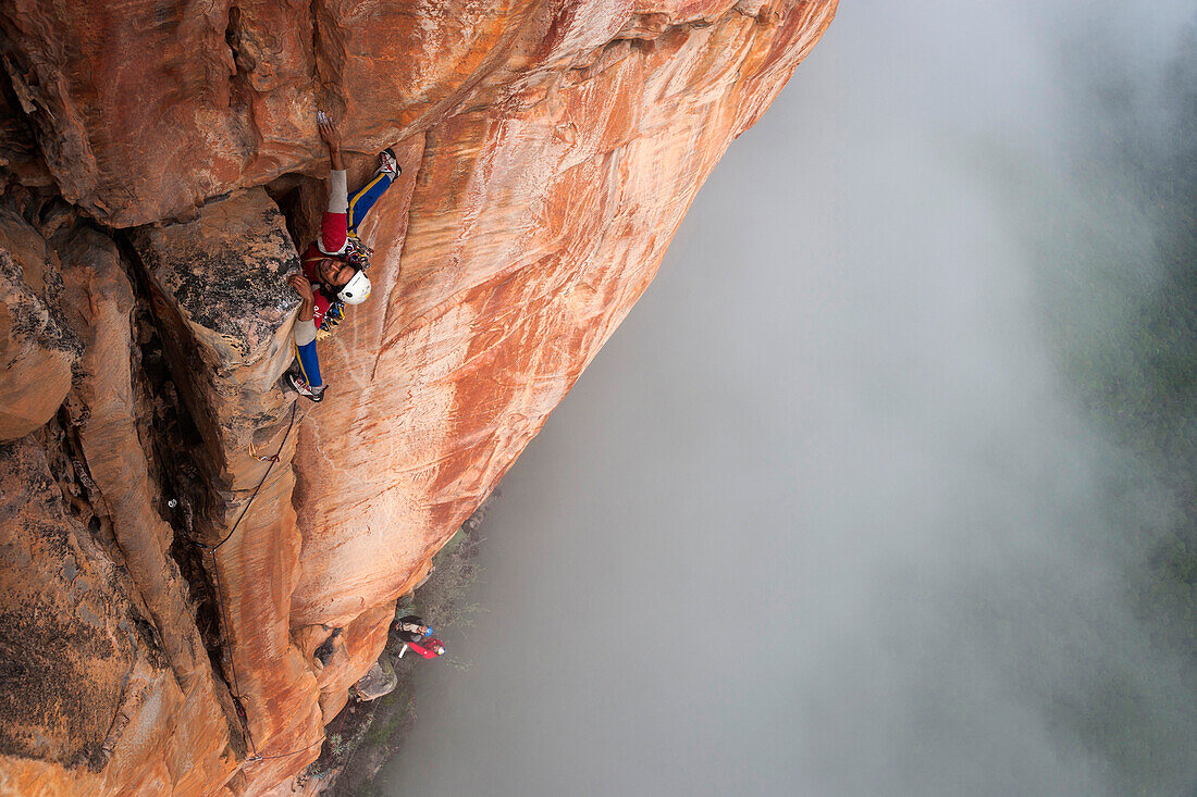 Climber Ivan Calderon in Fegefeuer IX , Acopan Tepui, Macizo de Chimanta, Venezuela