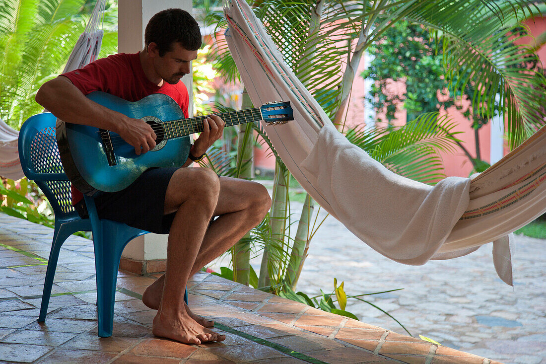 Mann spielt Gitarre, Puerto Columbia, Henri Pittier National Park, Venezuela