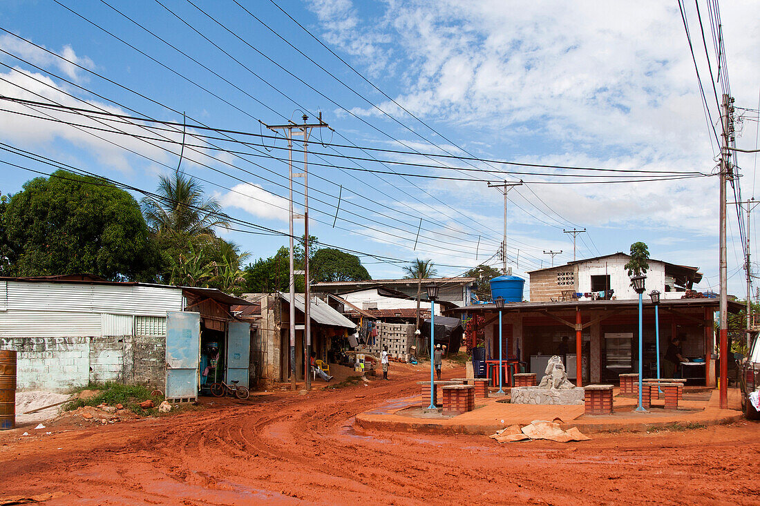 Dorf zwischen Caracas und Salto Karuai, Venezuela