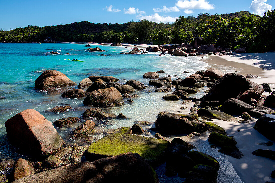 Sabdstrand mit Felsen, Seekajaktour mit Katamaran als Basislager auf den Seychellen, Indischer Ozean