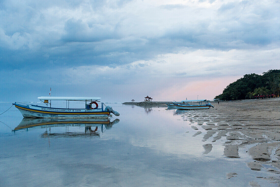 Fischerboote am Strand, Sanur, Denpasar, Bali, Indonesien