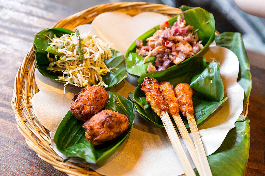 Traditionelles balinesisches Essen serviert in Bananenblättern, Gado-Gado, Sate, Tempe, Biah Biah Restaurant, Ubud, Gianyar, Bali, Indonesien