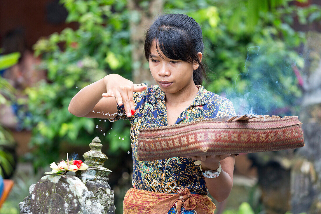 Frau gibt Opfergabe, Haustempel, Ubud, Gianyar, Bali, Indonesien
