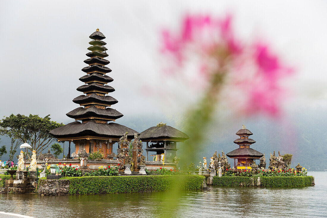 Water tempel Pura Ulun Danu Bratan on the shores of Lake Bratan, Bedugul, Bali, Indonesia