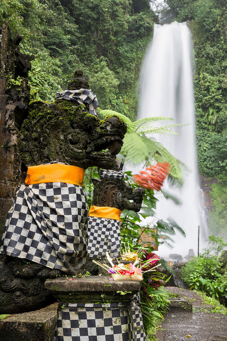 Kleiner Tempel am Git Git Wasserfall, Gitgit, Sukasada, Bali, Indonesien