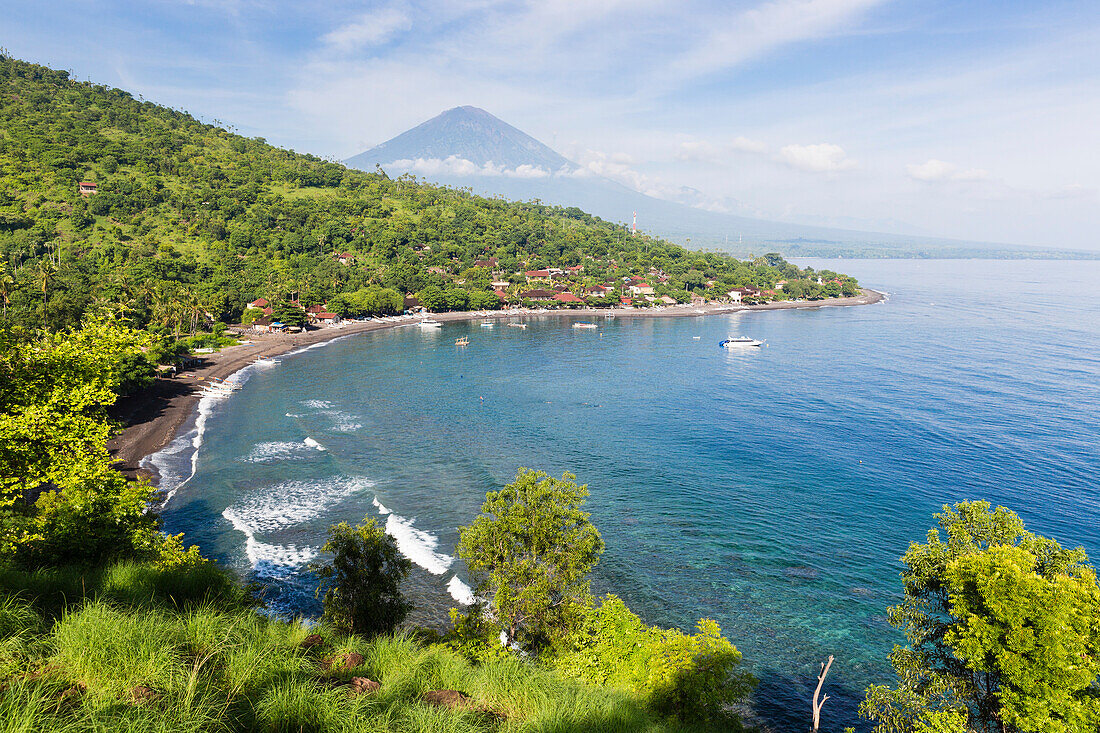 Blick über eine Bucht auf den Vulkan Gunung Agung, Amed, Bali, Indonesien